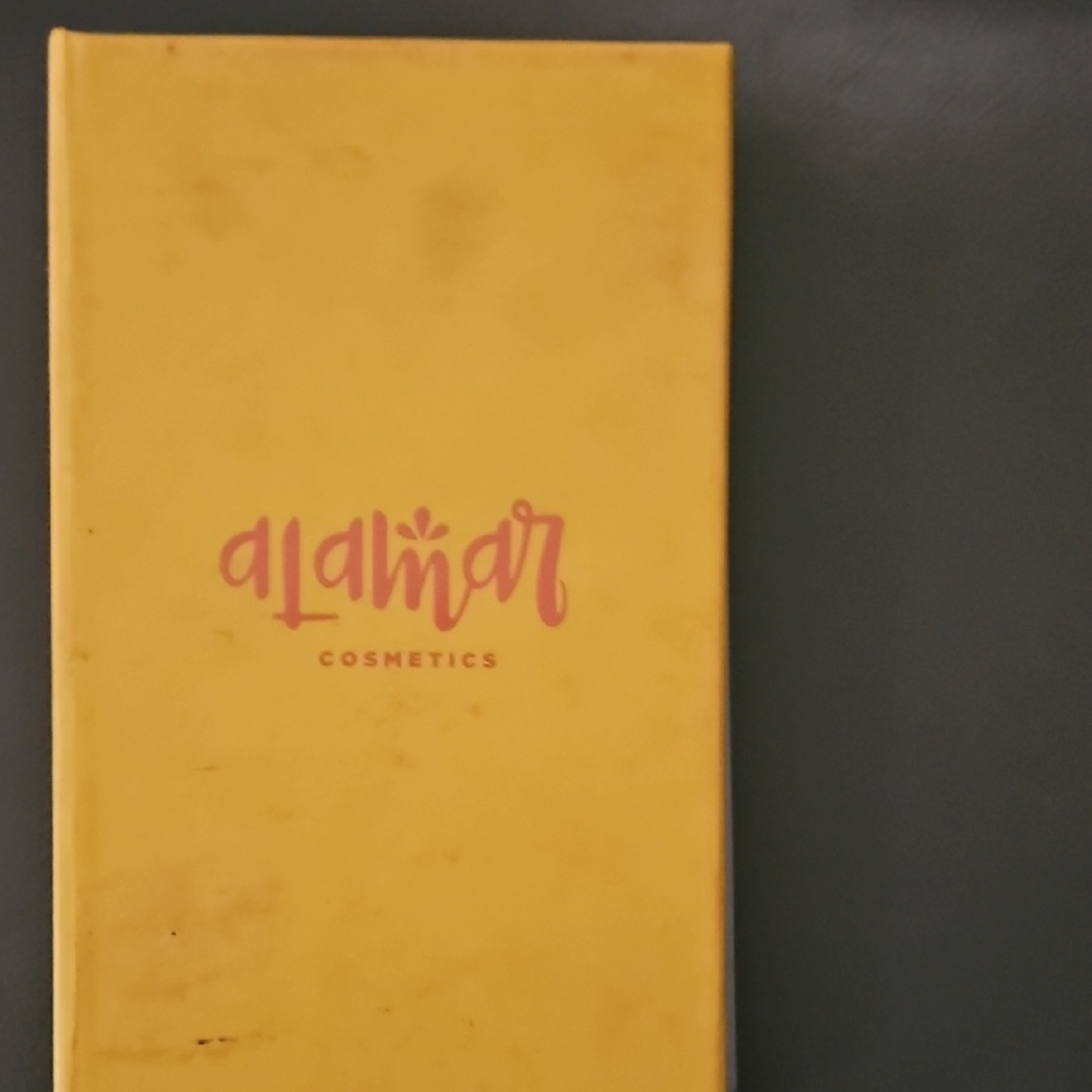 Alamar Cosmetics Eyeshadow Palette - Yellow Case